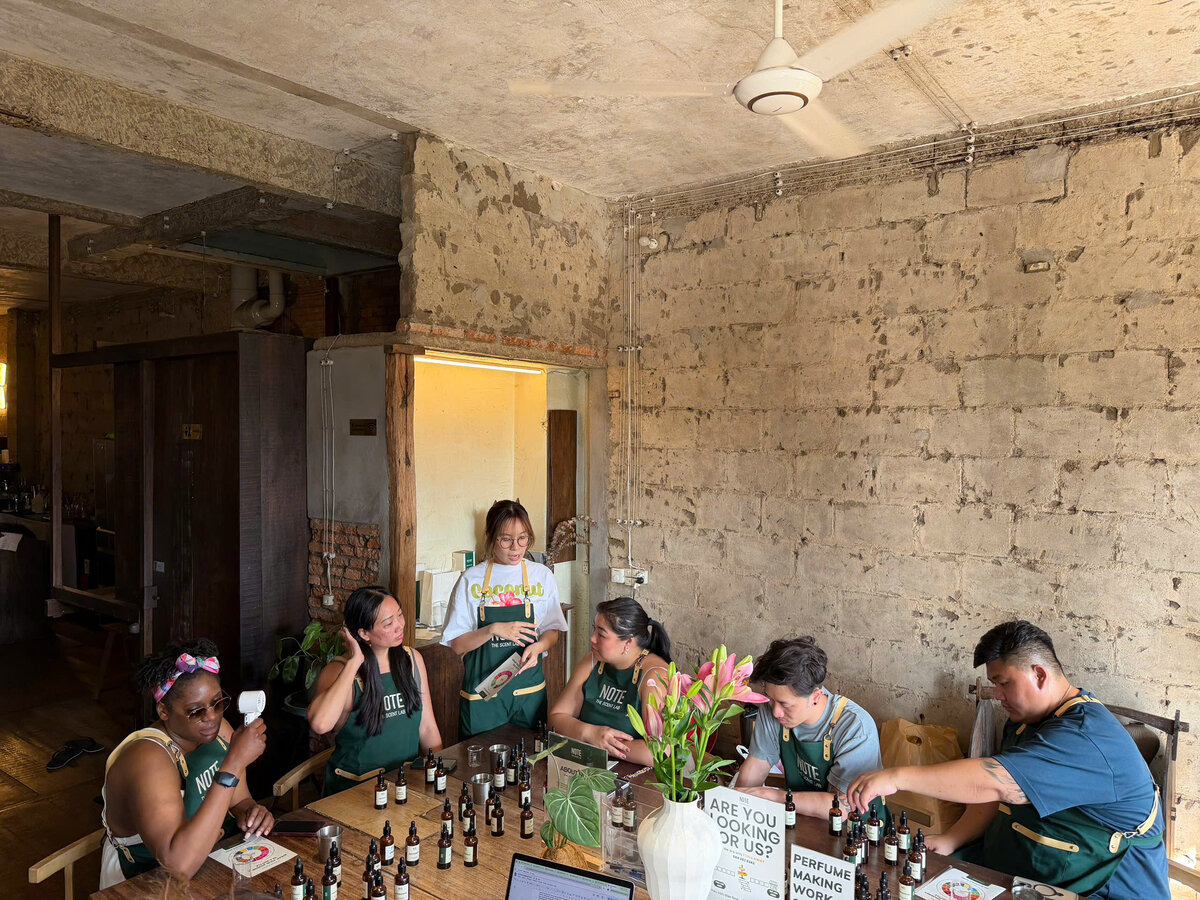 Nguyên Liệu Làm Nước Hoa — Tinh Dầu, Hương Liệu & Những Điều Ít Ai Biết