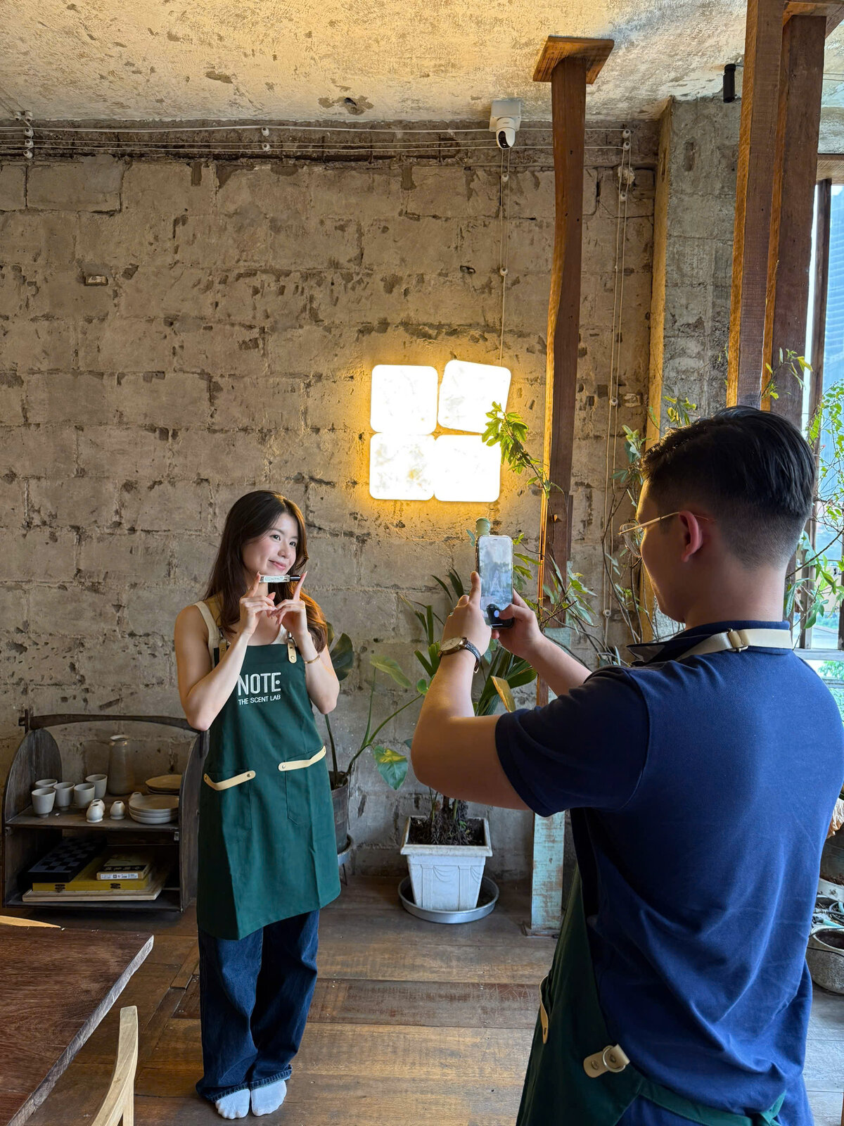 Nước Hoa Thủ Công vs Thương Mại — Khác Biệt Thực Sự Là Gì?