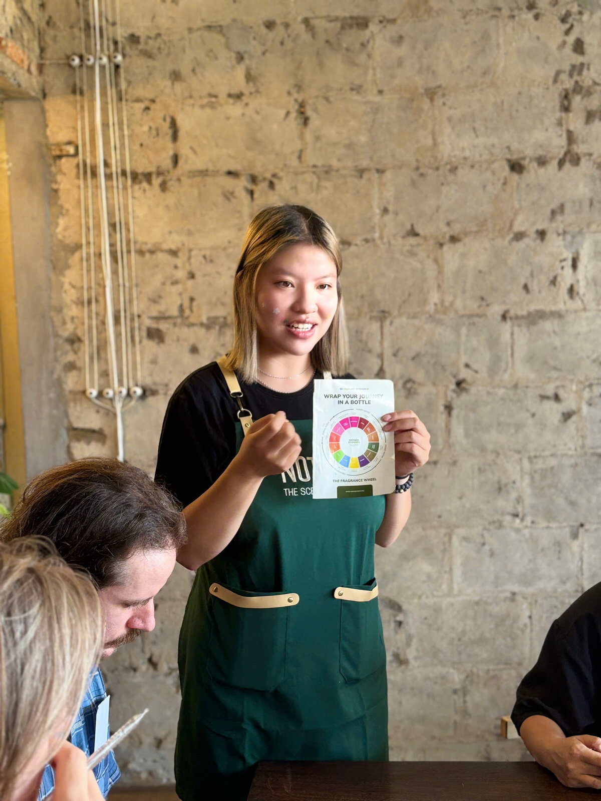 Tầng Hương Nước Hoa Là Gì? — Top, Middle, Base Note Giải Thích Đơn Giản