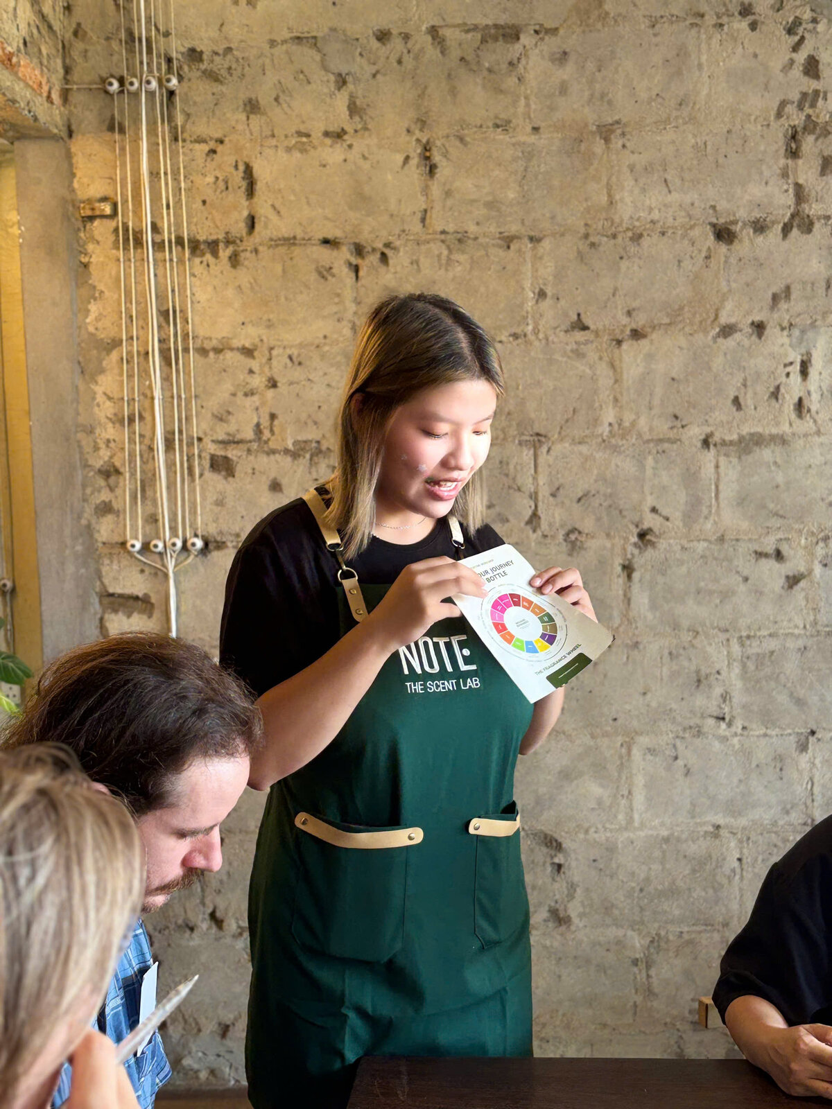 Pha chế nước hoa tại NOTE