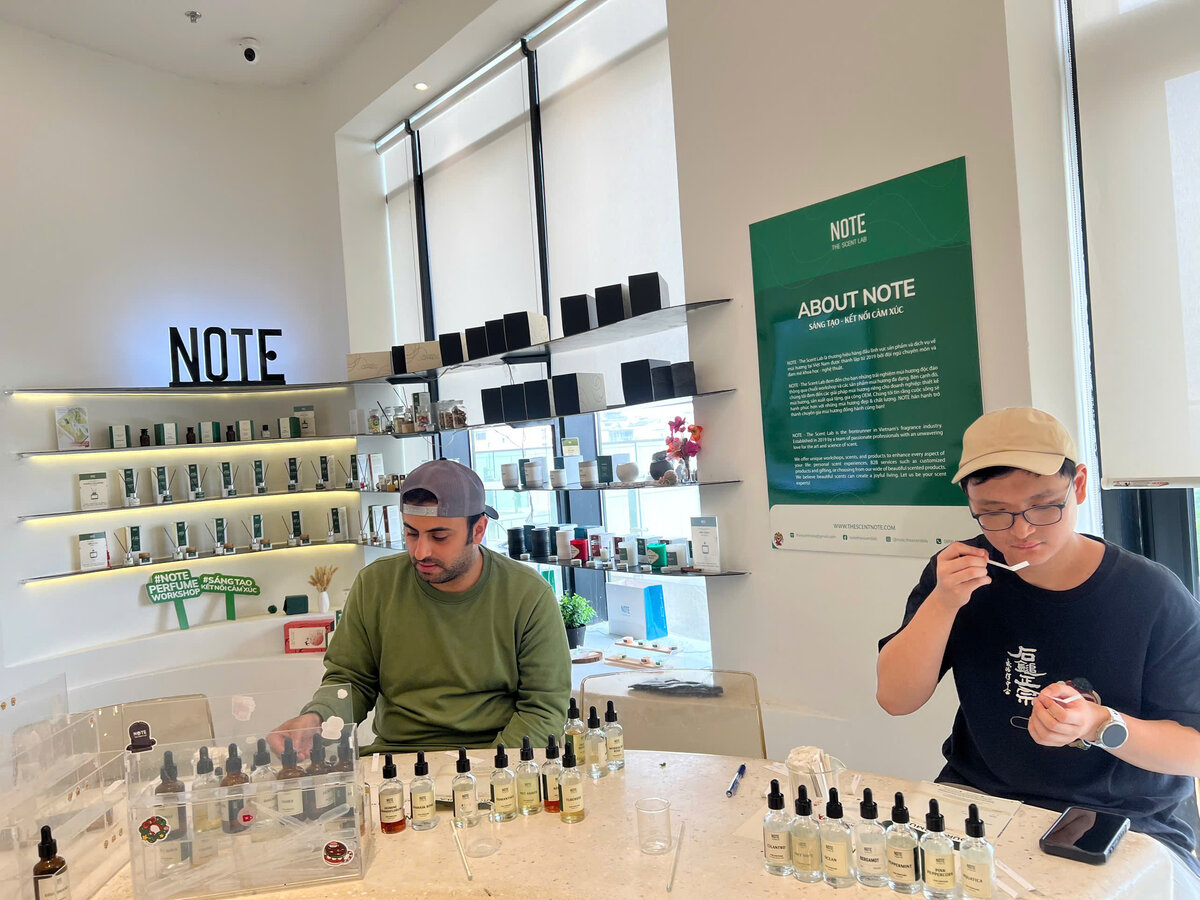 Pha chế nước hoa tại NOTE