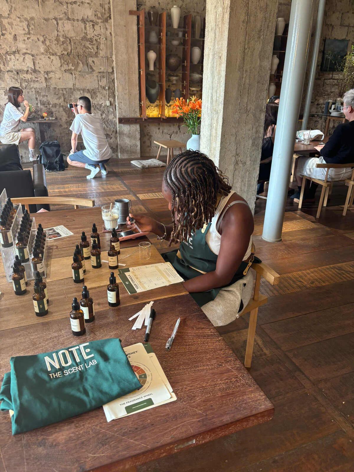 Pha chế nước hoa tại NOTE