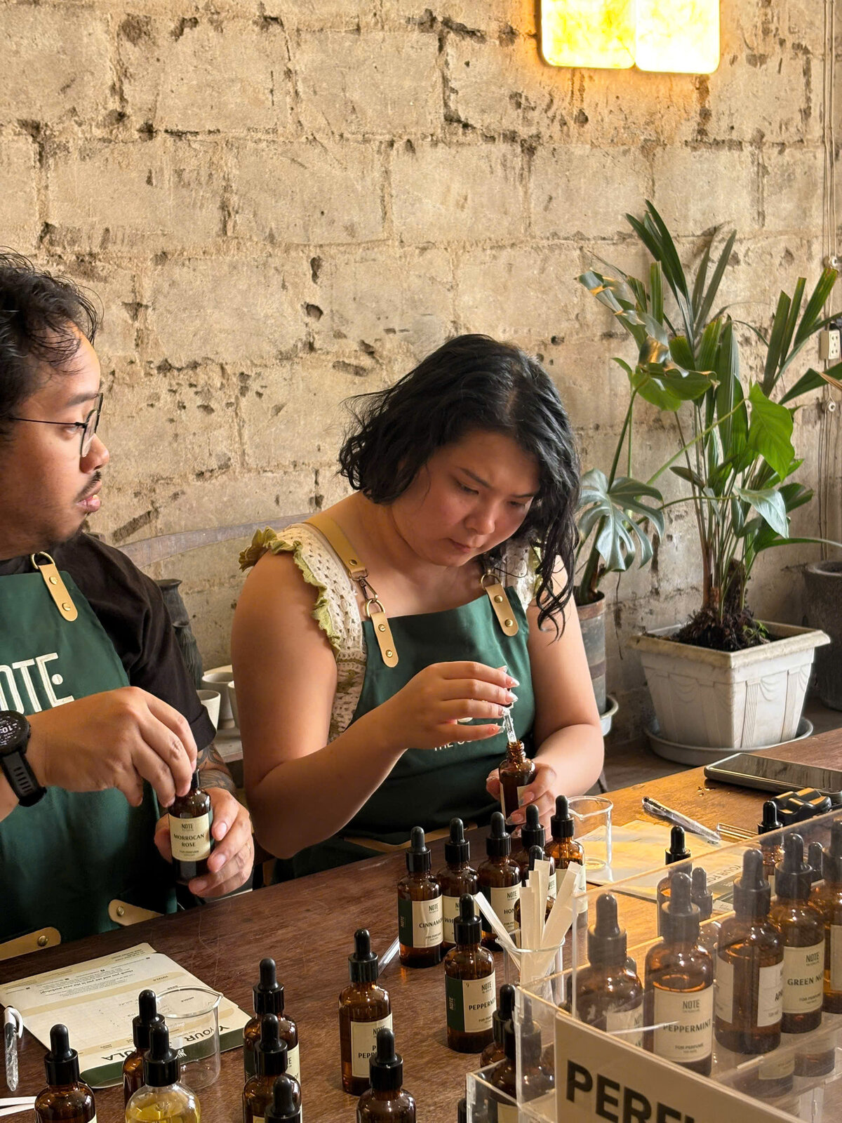 Pha chế nước hoa tại NOTE