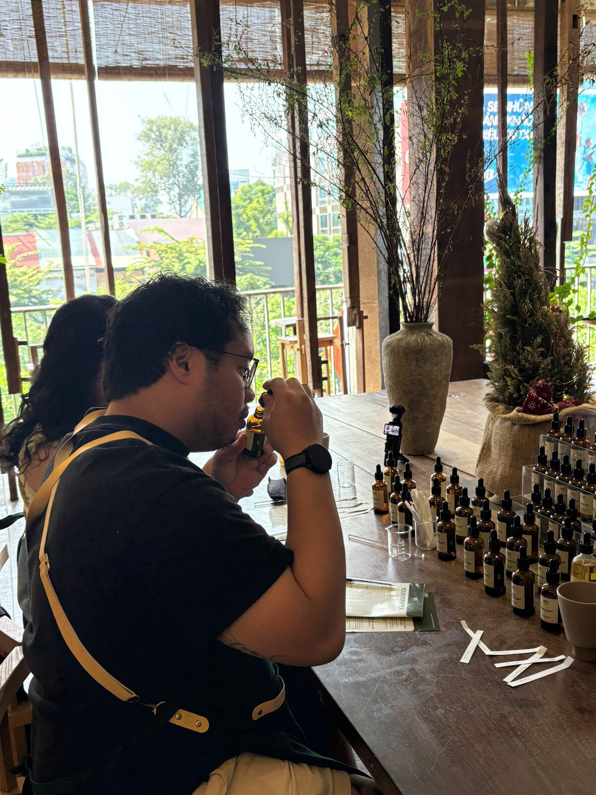 Pha chế nước hoa tại NOTE