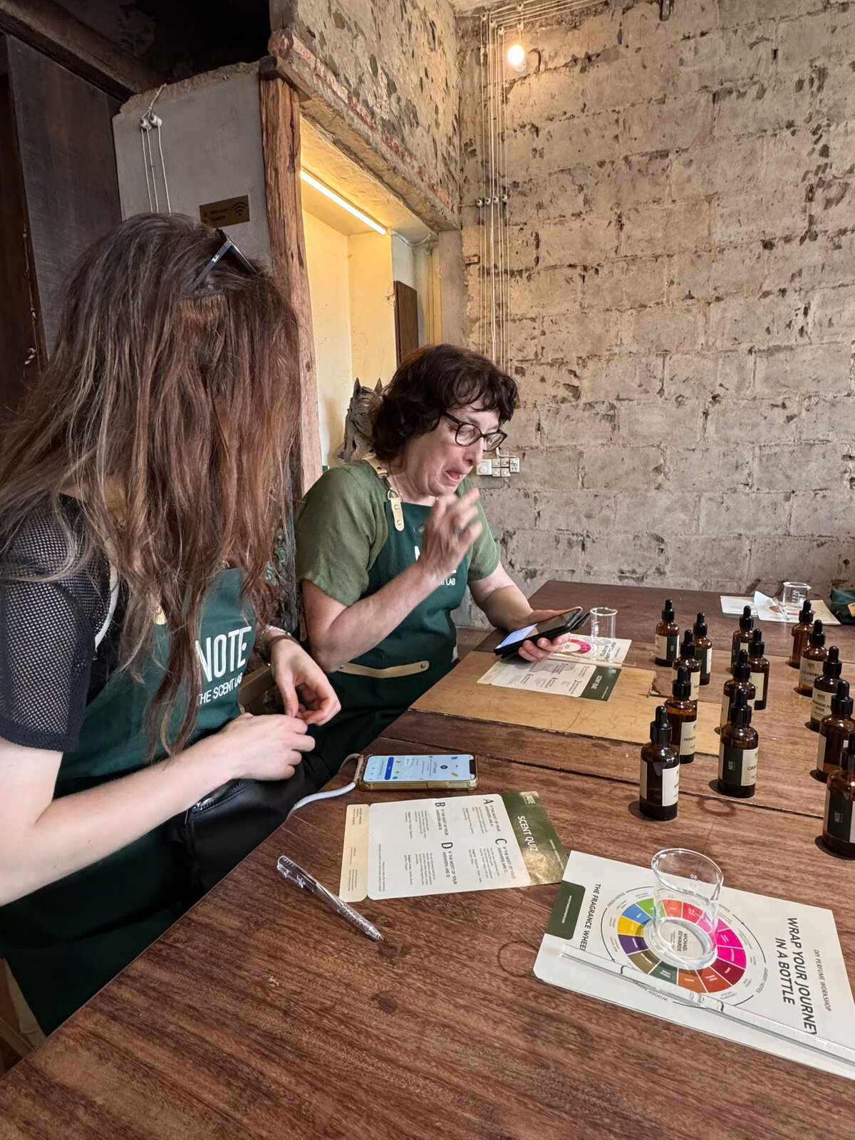 Pha chế nước hoa tại NOTE