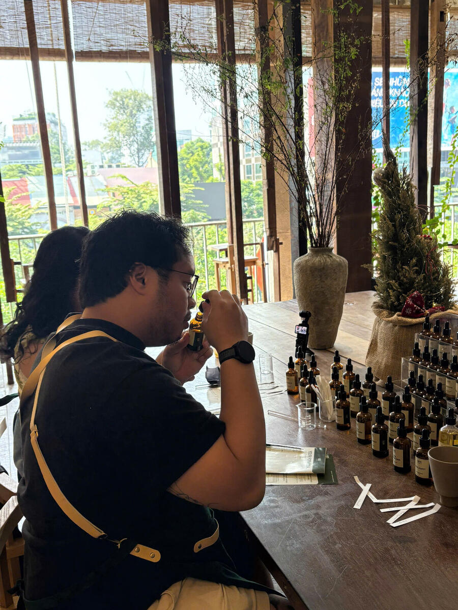 Workshop Làm Nước Hoa Sài Gòn: Ba Người Bạn Ba Lan, Ba Mùi Hương Khác Nhau