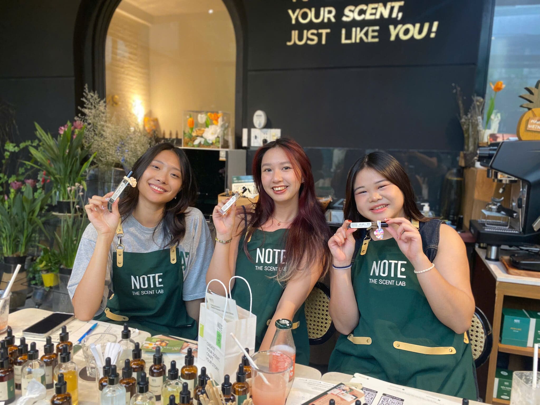 Cặp Backpacker Ba Lan Dựng Một Chai Nước Hoa Trung Đông tại NOTE 42NH