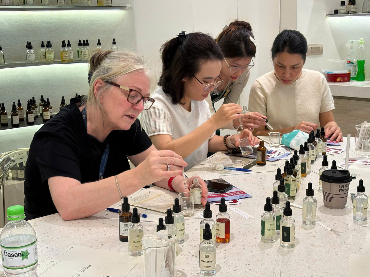 Chai nước hoa tự pha chế