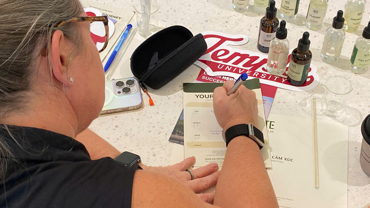 Chai nước hoa tự pha chế