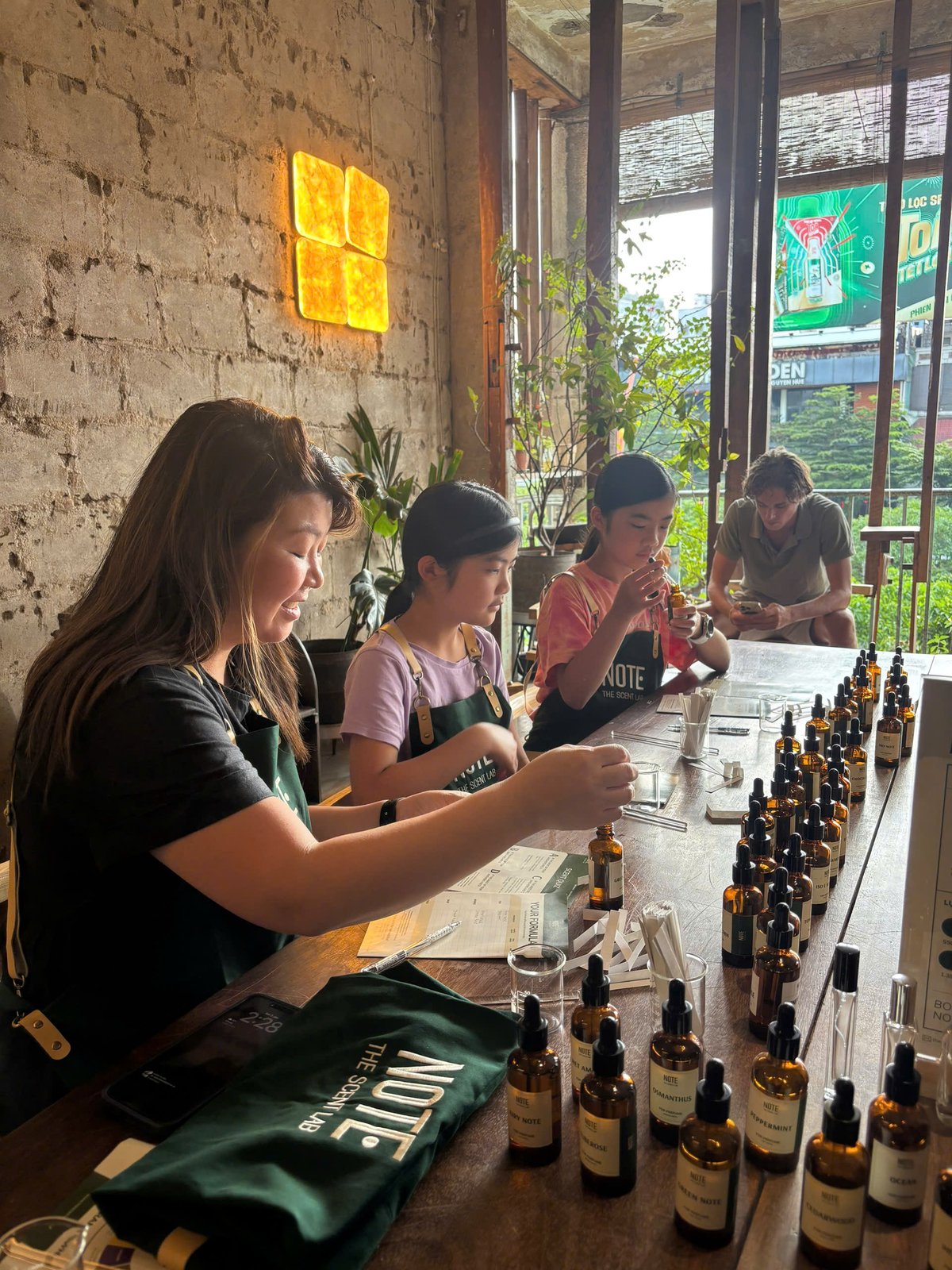 Khách pha chế nước hoa tại workshop NOTE The Scent Lab Quận 1