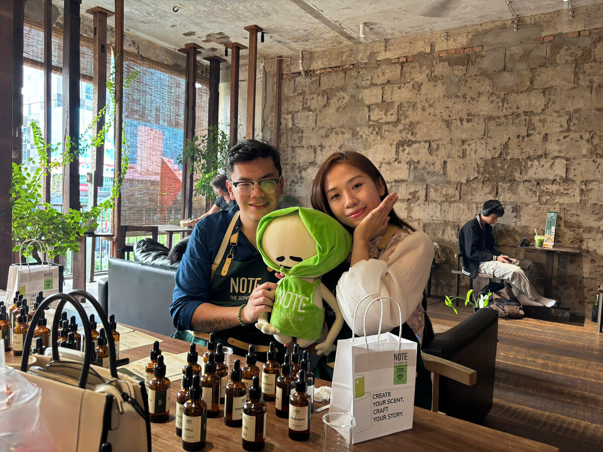 Pha chế nước hoa tại NOTE Sài Gòn