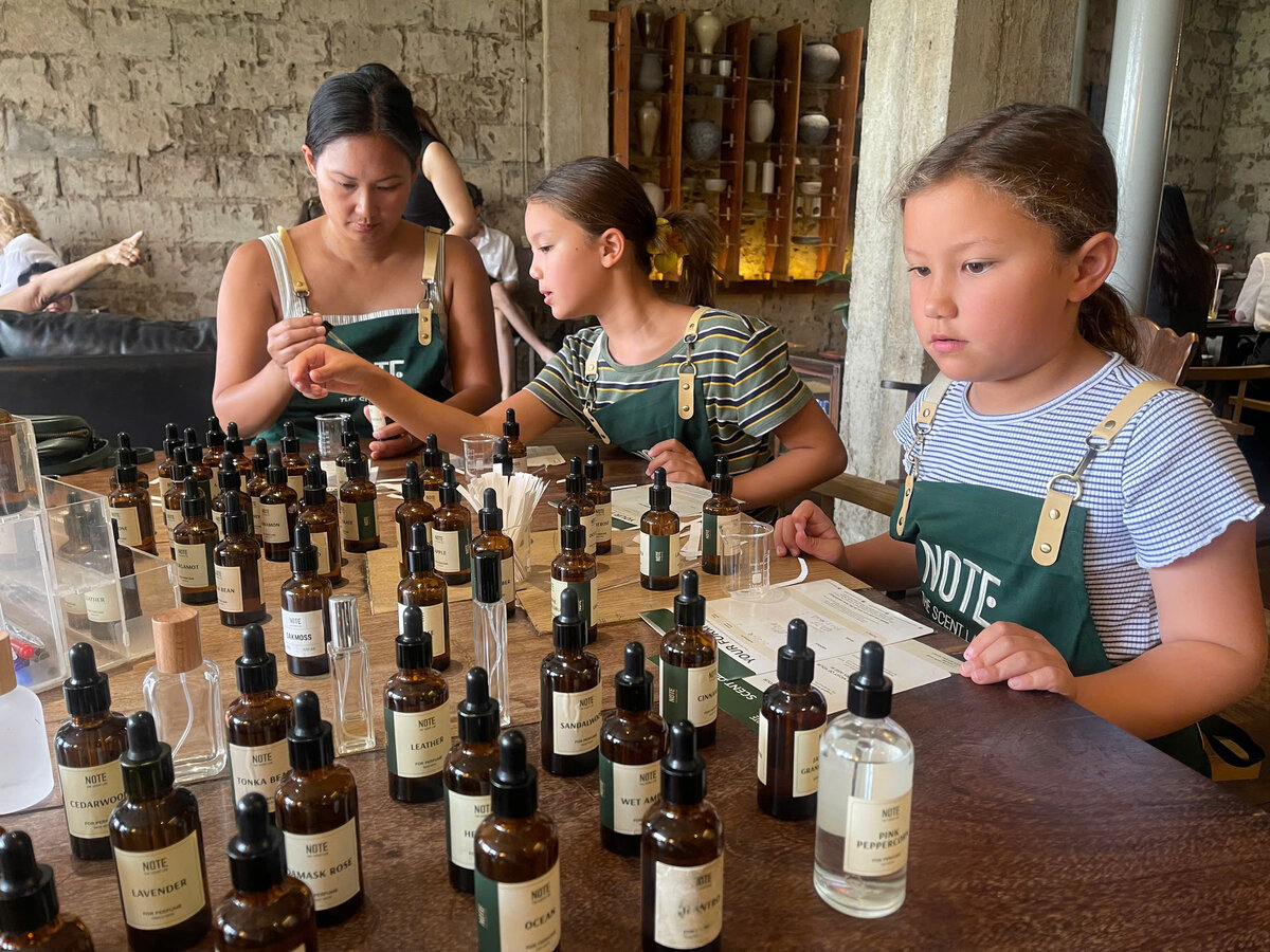 Pha chế nước hoa tại NOTE Sài Gòn