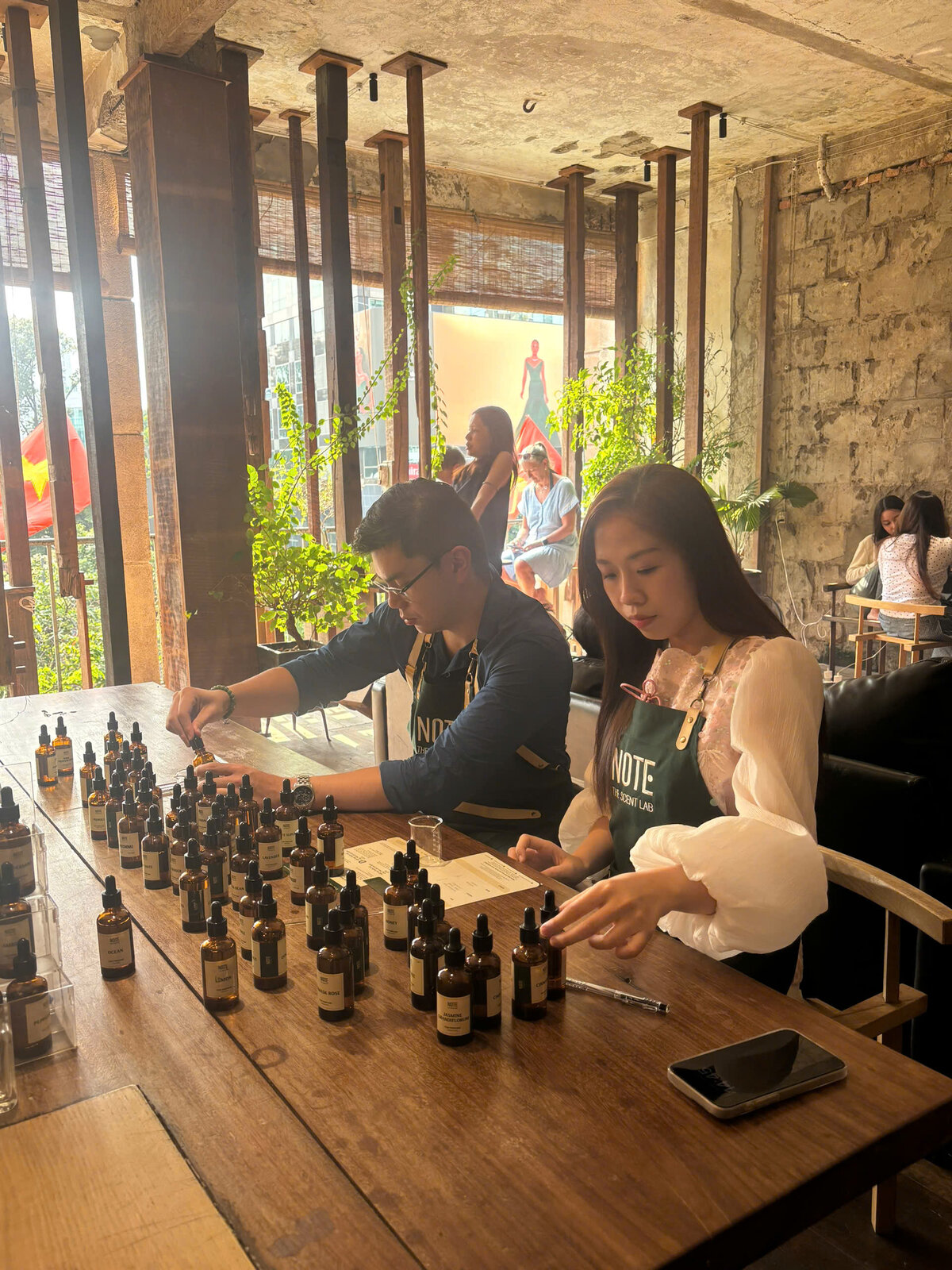 Pha chế nước hoa tại NOTE Sài Gòn