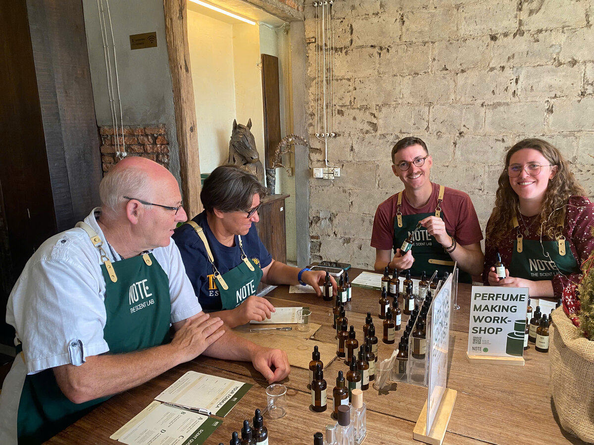 Pha chế nước hoa tại NOTE Sài Gòn