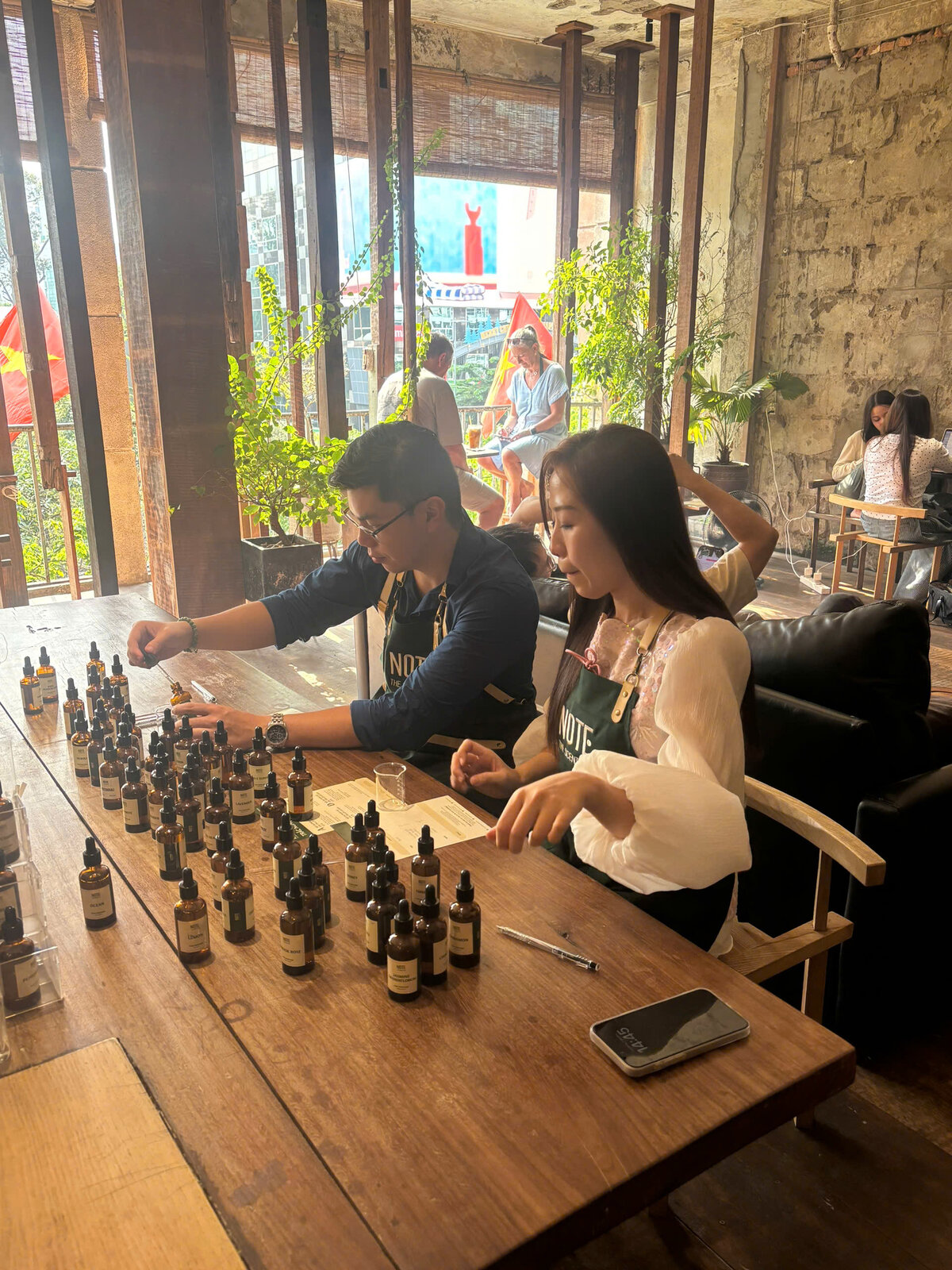 Pha chế nước hoa tại NOTE Sài Gòn