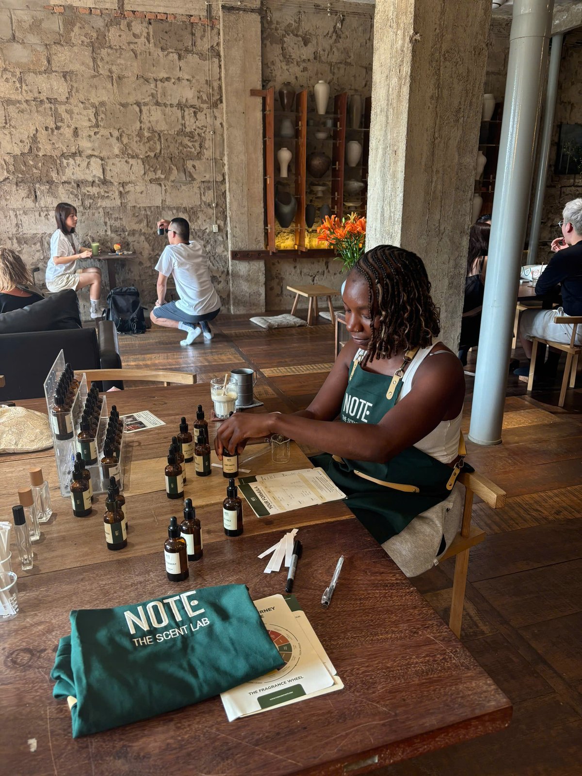 KOL tạo content tại workshop nước hoa NOTE — không gian instagrammable