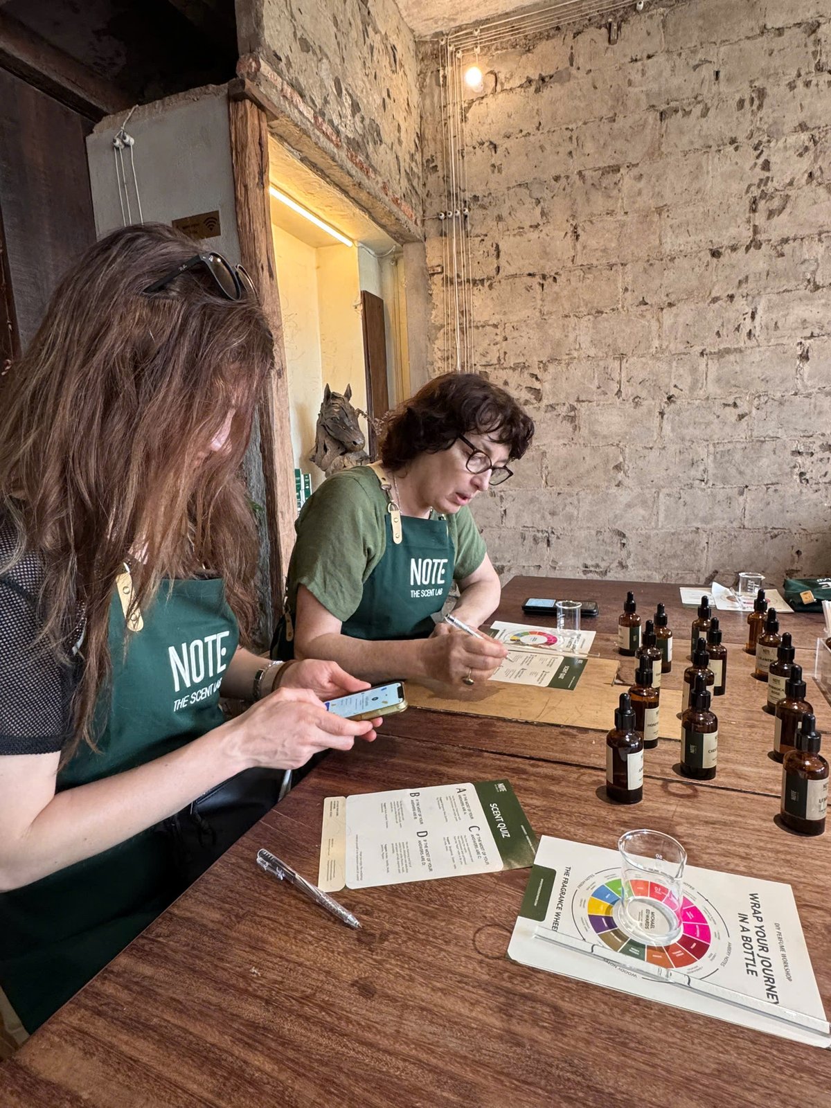 Nguyên liệu nước hoa nam — gỗ, tobacco, da thuộc tại NOTE workshop