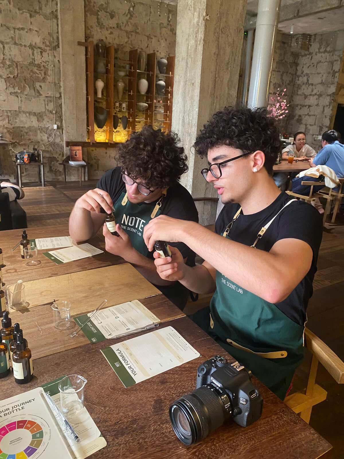 Workshop nước hoa nhóm bạn — nhóm trẻ pha chế tại NOTE Sài Gòn